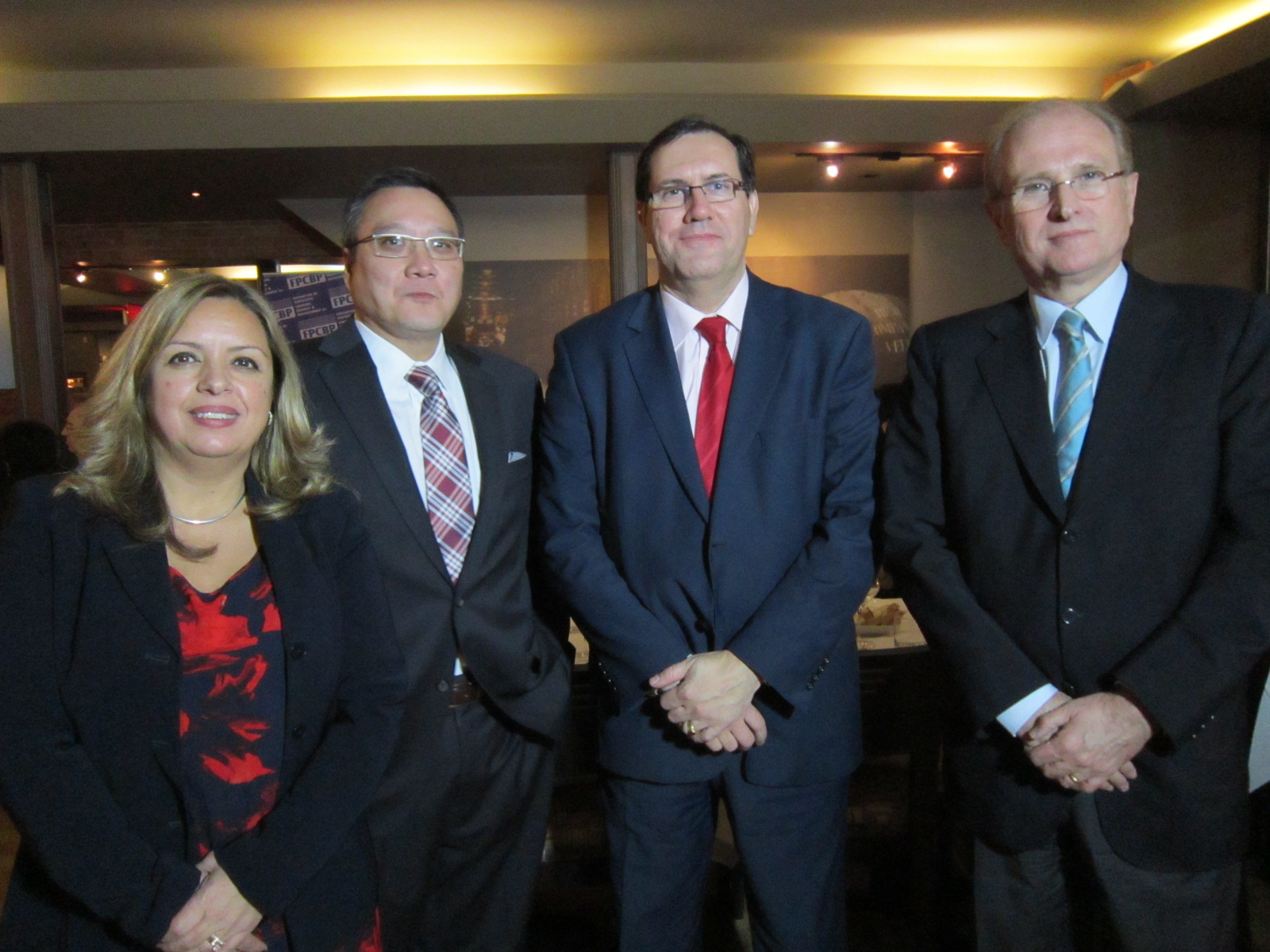 José Moreira da Cunha (à direita), acompanhado por Cristina Martins, presidente da FPCBP, William Delgado, representante do escritório do Turismo de Portugal no Canadá, e Júlio Vilela, Cônsul-Geral de Portugal em Toronto