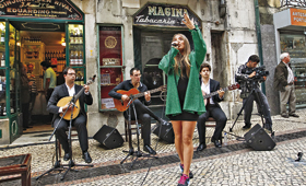 Gisela João gravou o seu concerto virtual em frente à ‘Ginginha’, nas rua das Portas de Santo Antão