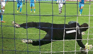 Lucho tenta o golo frente ao guarda-redes Gottardi (Foto de Estela Silva/EPA)