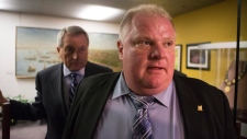 O presidente de Toronto, Rob Ford, é seguido pelo seu advogado, Dennis Morris, quando se dirige para uma reunião do conselho em Toronto - 13 novembro, 2013. (The Canadian Press/Chris Young)