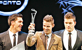 MOMENTOS. Rui Costa exibe troféu entre os canoístas Emanuel Silva e João Ribeiro (FOTOS LUÍS MANUEL NEVES)