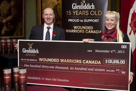 Wounded Warriors Canada recebe um cheque da Glenfiddich – Toronto, 6 de novembro de 2013. FACEBOOK/Wounded Warriors Canada