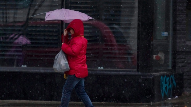 Uma mulher caminha na Spadina Avenue. Foto de arquivo. (The Canadian Press / Pawel Dwulit)
