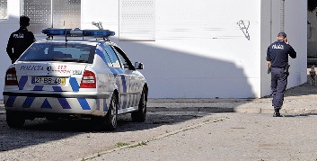 Dois elementos da PSP, por turnos, estão destacados em permanência para o bairro da Caixa (Foto Direitos Reservados)