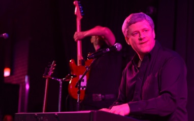 O primeiro-ministro, Stephen Harper, toca teclado no Cowboy's bar, durante a Convenção do partido Conservador em Calgary - 1 novembro, 2013. The Canadian Press/Jonathan Hayward