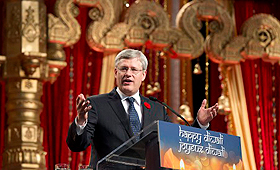 O primeiro-ministro Stephen Harper fala na celebrações Diwali em Mississauga, 9 de novembro de 2013. (The Canadian Press / Frank Gunn)