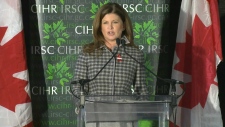 A ministra da saúde, Rona Ambrose, durante o anúncio