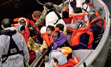 Imigrantes resgatados ao largo da ilha de Lampedusa (Foto de Giuseppe Lami/EPA)