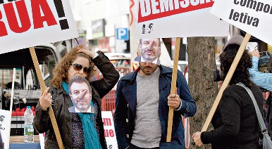 Docentes usaram máscaras de Nuno Crato com nariz à Pinóquio e pediram a demissão do ministro (Foto de Marilene Alves)