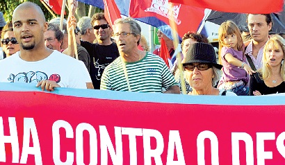 Funcionários públicos e pensionistas têm saído para a rua contra os cortes que vão ter de sofrer para o próximo ano: a redução nos salários e pensões da CGA a partir dos 600 euros é o que gera mais críticas (Foto de Luís Costa)