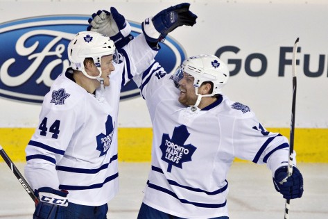Morgan Rielly e Phil Kessel comemorar um golo num jogo da NHL. THE CANADIAN PRESS/Jason Franson