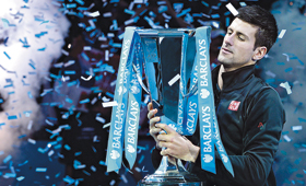 MAIS UM. Sérvio Novak Djokovic com o troféu alusivo à conquista do Masters em Londres