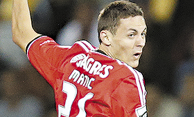 Matic e Enzo Pérez têm lugar cativo no miolo, aguardando agora que Jorge Jesus escolha o terceiro elemento. (MIGUEL BARREIRA)