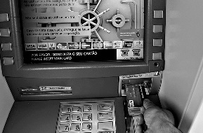 Casal clonou cartões de crédito e de débito, usufruindo indevidamente demais de 100 mil euros (Foto de Miguel Pereira da Silva)