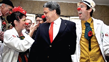Paulo Macedo na homenagem à fundadora da Operação Nariz Vermelho, no Hospital D. Estefânia (Foto de Pedro Nunes/LUSA)