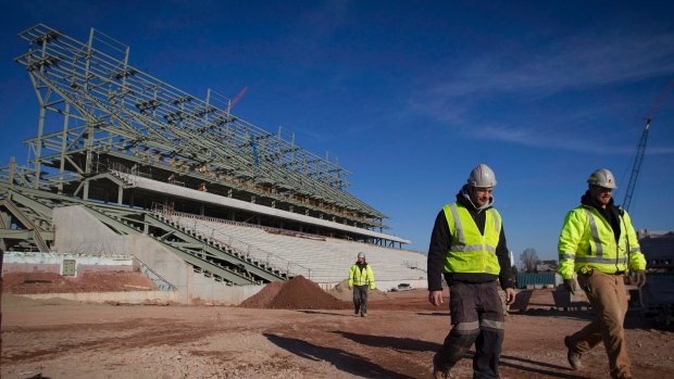 Os trabalhadores da construção no local do futuro CIBC Hamilton Pan Am Soccer Stadium, em Hamilton, Ontário. (The Canadian Press / Aaron Lynett)