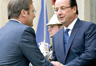 Primeiro-ministro, Passos Coelho, ontem em Paris como presidente francês, François Hollande (Foto de Yon Valat/REUTERS)