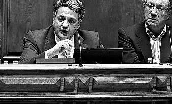 O ministro da Saúde, Paulo Macedo (ao centro), foi ouvido pelos deputados da Comissão da Saúde (foto de Manuel De Almeida/LUSA)