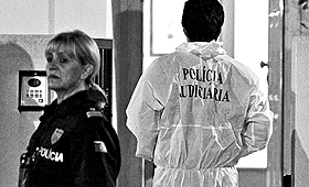 Polícia Judiciária e agentes da PSP mantiveram-se na casa onde se deu o crime durante várias horas. (FOTOS BRUNO COLAÇO)