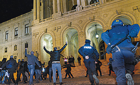 Agentes fardados tiveram de perseguir colegas de todas as forças de segurança até à entrada do Parlamento. (MANUEL DE ALMEIDA / LUSA)