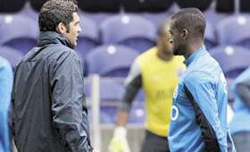 FORÇA. Paulo Fonseca falou com Jackson antes do treino (JOSÉ MOREIRA)