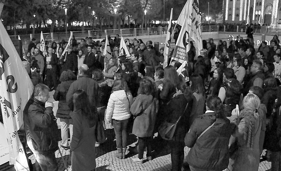 Cerca de duas centenas de professores protestaram junto ao Ministério da Educação, em Lisboa