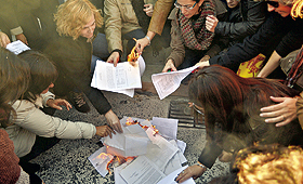 Manifestantes queimaram cópias de certificados como protesto. (VÍTOR N. GARCIA)