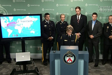 A inspetora da polícia de Toronto, Joanna Beaven-Desjardins, fala durante uma conferência de imprensa do Projeto Spade - 14 de novembro de 2013. CityNews