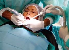 anuela Alegre colocou quatro mini-implantes para segurar as suas próteses dentárias