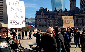 Manifestantes reúnem-se fora da City Hall de Toronto para pedir a demissão do presidente Rob Ford - 16 de novembro de 2013. (CityNews / Natalie Duddridge)