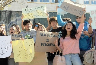Estudantes do Liceu de Faro protestaram contra atraso das obras (Foto de Luís Costa)