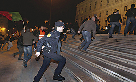 Para o ministro Miguel Macedo houve falhas no policiamento junto à Assembleia da República. (FOTO: EPA / MANUEL ALMEIDA)