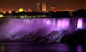 Niagara Falls iluminada de roxo para o Dia Mundial da Prematuridade. (FLICKR / Diego3336)