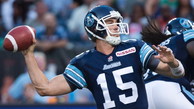 O quarterback dos Toronto Argonauts, Ricky Ray, durante um jogo CFL contra os Edmonton Eskimos. (The Canadian Press/Nathan Denette)