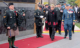A primeira-ministra do Ontário Kathleen Wynne, ladeada pelo Major-General Richard Heath Rohmer, lidera a Comitiva de Honra. (Direitos Reservados)