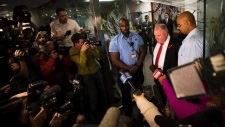 Rob Ford aborda os media, fora do seu escritório em Toronto, na quinta-feira 31 de outubro, 2013. (The Canadian Press/Nathan Denette)