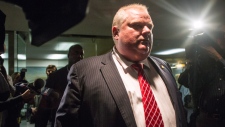 Rob Ford no momento em que sai do seu escritório. (The Canadian Press / Chris Young)