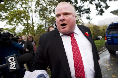 Rob Ford diz aos media para saírem da sua propriedade - 31 de outubro de 2013. THE CANADIAN PRESS/Nathan Denette