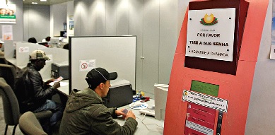 Pessoas sem conta no banco nem multibanco queixam-se do novo sistema da Segurança Social (Foto de Pedro Catarino)
