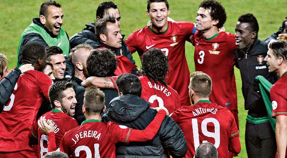 Jogadores portugueses festejaram, no fim do jogo em Solna, a qualificação para o Campeonato do Mundo de 2014, no Brasil