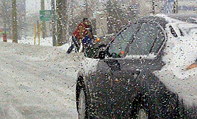 As pessoas tentam empurrar um carro depois deste ficar preso na neve, em Barrie. (Foto de arquivo: Cortesia de Dayna Boudreau)