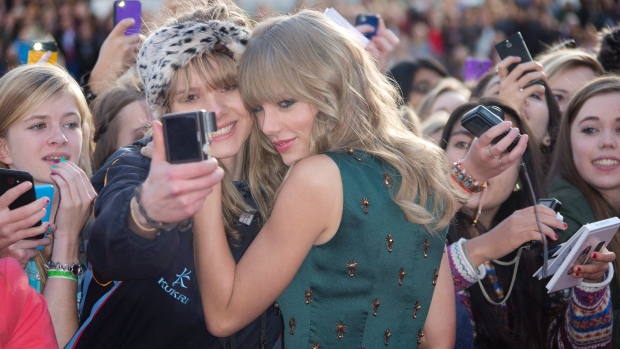 Taylor Swift posa com fãs à chegada para os Teen Awards 2013, da BBC Radio 1, na Wembley Arena em Londres - 3 de novembro, 2013. (Foto de Joel Ryan/Invision/AP)