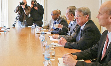 António José Seguro com a respetiva comitiva socialista na reunião, em setembro, com a troika (Foto de José Sena Goulão/LUSA)