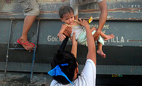 Os moradores voltam para as suas casas depois de sairem de um local de evacuação, após a passagem do Super Typhoon Haiyan, em Tacloban, Leyte, a 9 de novembro de 2013. (AFP/Getty Images/Noel Celis)