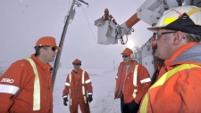 O presidente e CEO da Hydro One, Carmine Marcello, (à esquerda) reúne-se com equipas de restauração da energia na Região Caledon, a norte de Toronto - 26 de dezembro, 2013. (Divulgação / The Canadian Press)