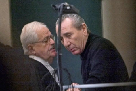 Vito Rizzuto, à direita, fala com o seu advogado Jean Salois, depois da sua audiência em Montreal - 6 de fevereiro de 2004. THE CANADIAN PRESS/Ryan Remiorz Vito Rizzuto, à direita, fala com o seu advogado Jean Salois, depois da sua audiência em Montreal - 6 de fevereiro de 2004. THE CANADIAN PRESS/Ryan Remiorz