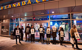 Foto de trabalhadores em greve - 13 de dezembro, 2013. (The Canadian Press/Aaron Vincent Elkaim)