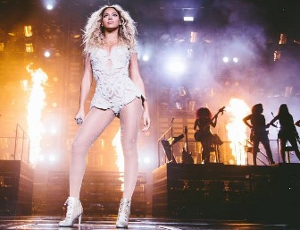 Destaque de Beyonce, durante concerto. Cortesia de: Facebook.com / Beyonce