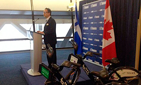 O vereador Denzil Minnan-Wong, durante o anúncio de que a Toronto Parking Authority vai assumir o programa Bixi bike-share. (Momin Qureshi/680News)