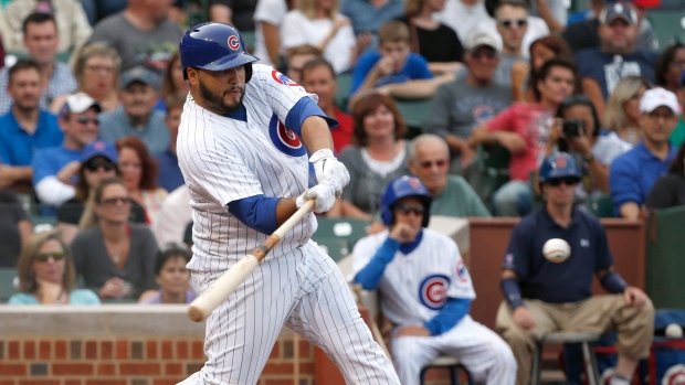 O “catcher” dos Chicago Cubs, Dioner Navarro, durante um jogo de basebol. (AP Photo / Charles Rex Arbogast)